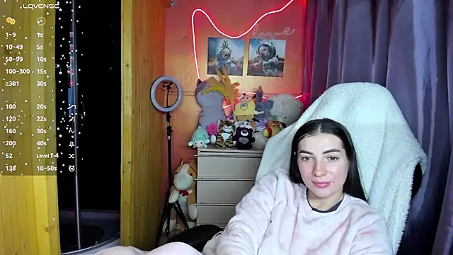 Fiery Brunette  online show from March 13, 5:25 am