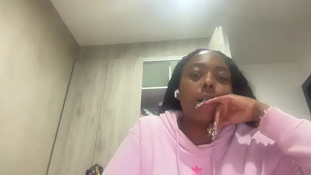 Snapshot of ChocolateCakeQueen chatting on March 10, 12:37 am ChocolateCakeQueen online show from March 10, 12:37 am