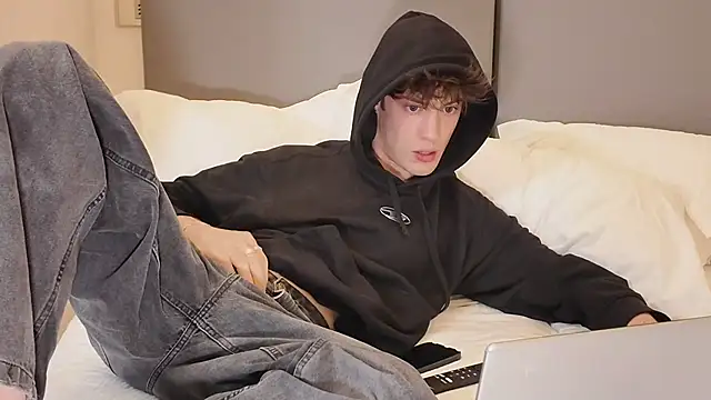 twinkyjd  online show from April 12, 4:12 pm