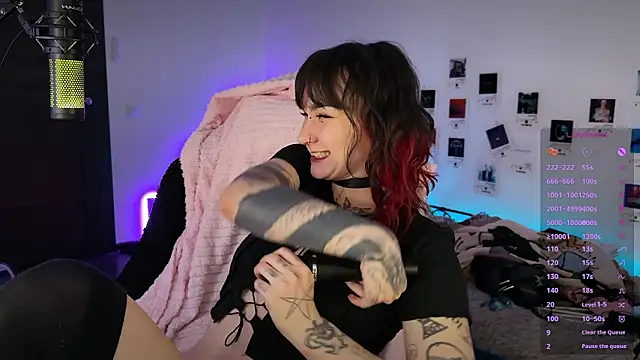 deadlysweet online show from February 13, 2:40 am