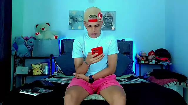 Liamscott  online show from March 15, 6:36 pm