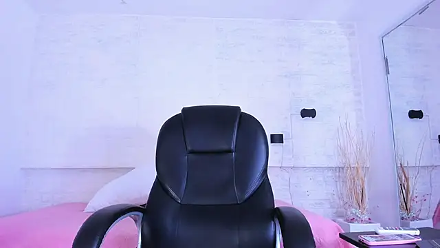 Snapshot of millie_brown21 chatting on February 9, 7:40 pm millie brown21 online show from February 9, 7:40 pm