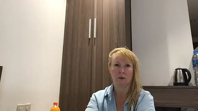 EmmaInLove23 online show from February 16, 4:42 am