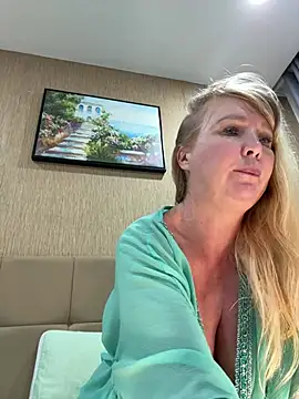 EmmaInLove23 online show from June 17, 1:01 pm