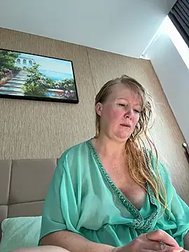 EmmaInLove23 online show from June 24, 12:20 am