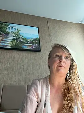 EmmaInLove23 online show from July 12, 2:24 am