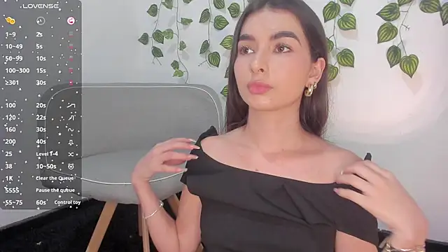 Coralinee 01 online show from December 7, 8:27 pm