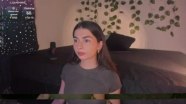 Coralinee 01 online show from December 21, 12:20 am