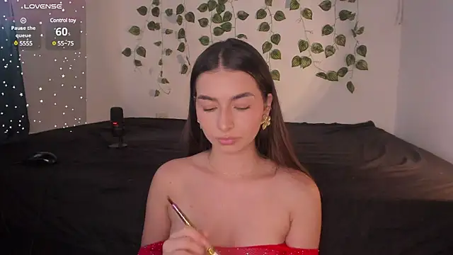 Coralinee 01 online show from December 21, 8:32 pm