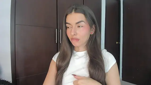 Coralinee 01 online show from January 31, 11:56 pm