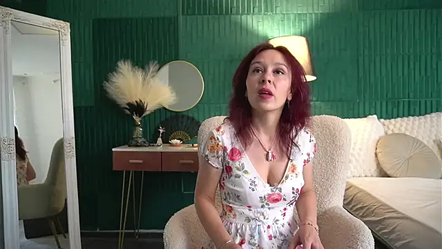 Snapshot of HaileyMoonn chatting on June 28, 3:01 am HaileyMoonn online show from June 28, 3:01 am
