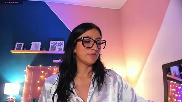 Snapshot of kira_moon__ chatting on December 12, 11:47 pm kira moon online show from December 12, 11:47 pm