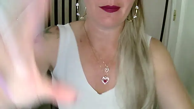 Snapshot of xxNoeliaxx chatting on April 19, 7:18 am xxNoeliaxx online show from April 19, 7:18 am