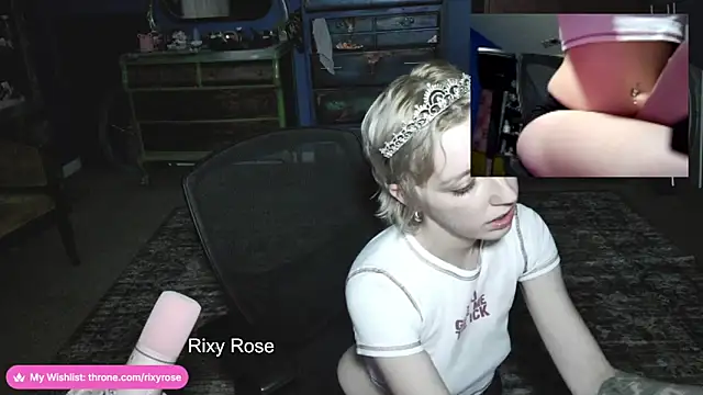 Snapshot of Trixyrose chatting on December 1, 2:27 am Trixyrose online show from December 1, 2:27 am