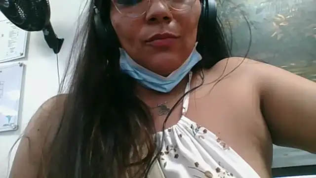 Snapshot of Luna_Dumont chatting on February 10, 2:21 pm Luna Dumont online show from February 10, 2:21 pm