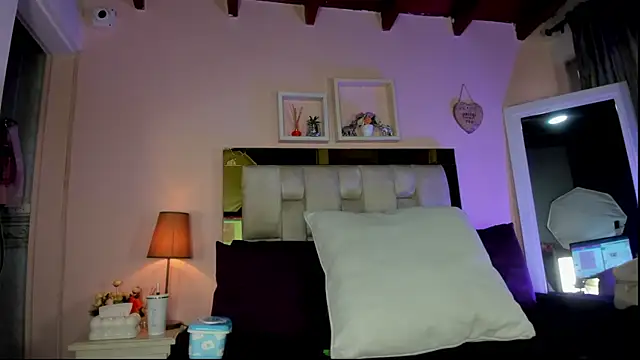 Snapshot of emmy_r chatting on April 23, 12:04 pm emmy r online show from April 23, 12:04 pm