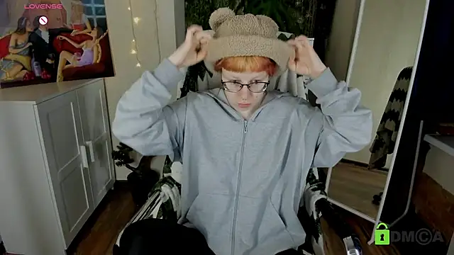 Melissa Wells online show from December 3, 8:40 pm