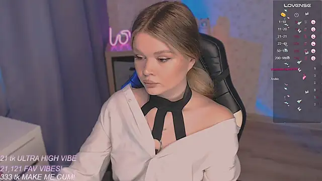 Snapshot of VeronaAura chatting on September 30, 1:49 pm VeronaAura online show from September 30, 1:49 pm