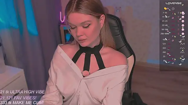 Snapshot of VeronaAura chatting on October 10, 9:36 pm VeronaAura online show from October 10, 9:36 pm