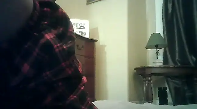 Snapshot of CaramelDipper chatting on December 15, 2:19 am CaramelDipper online show from December 15, 2:19 am