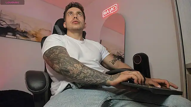 Snapshot of LucianSinclair chatting on December 27, 12:39 am LucianSinclair online show from December 27, 12:39 am