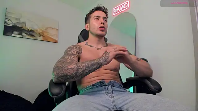 Snapshot of LucianSinclair chatting on January 28, 11:39 pm LucianSinclair online show from January 28, 11:39 pm