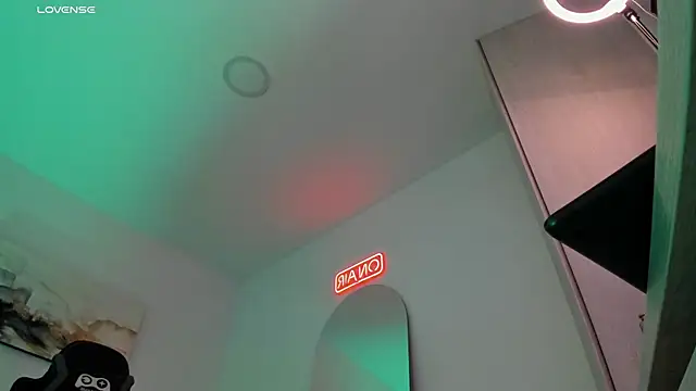 Snapshot of LucianSinclair chatting on February 5, 4:06 am LucianSinclair online show from February 5, 4:06 am