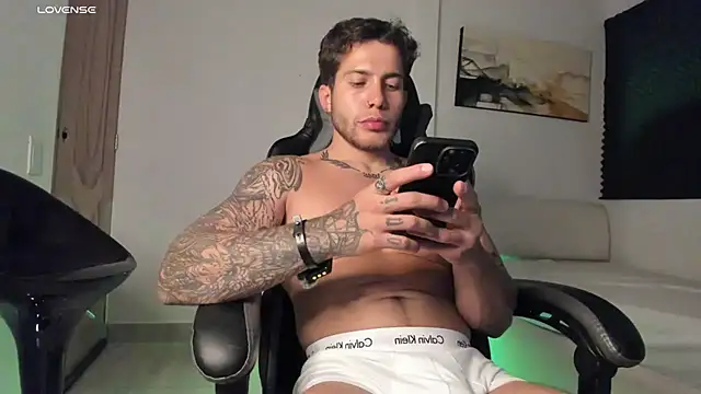 Snapshot of LucianSinclair chatting on September 14, 2:11 am LucianSinclair online show from September 14, 2:11 am