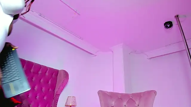Snapshot of AnnieWestly chatting on January 18, 12:26 pm AnnieWestly online show from January 18, 12:26 pm