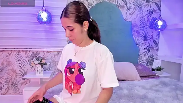 Snapshot of bellaa_becca chatting on February 6, 7:40 pm bellaa becca online show from February 6, 7:40 pm