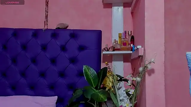Snapshot of Cloeandtyfanny chatting on January 6, 5:08 am Cloeandtyfanny online show from January 6, 5:08 am