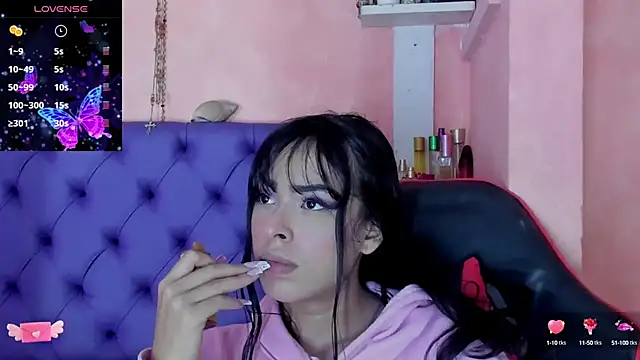Snapshot of Cloeandtyfanny chatting on January 9, 6:48 am Cloeandtyfanny online show from January 9, 6:48 am