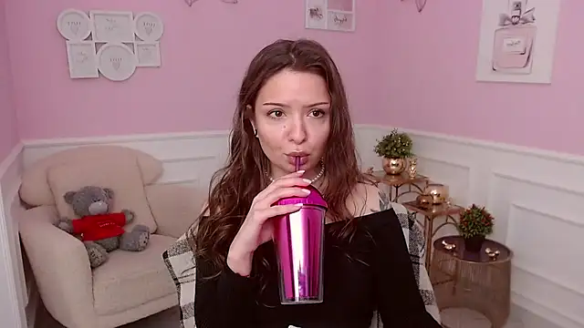 LucySkilar online show from March 31, 4:13 am