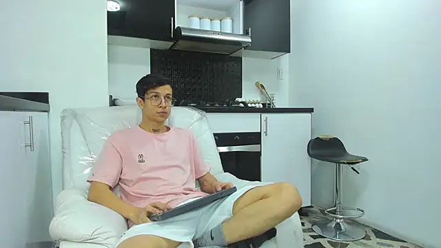 AgarEvans online show from December 15, 5:45 am