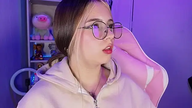 EmilyMiller  online show from October 4, 9:13 pm