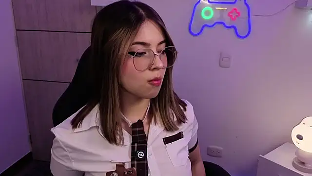 EmilyMiller  online show from June 12, 3:33 pm