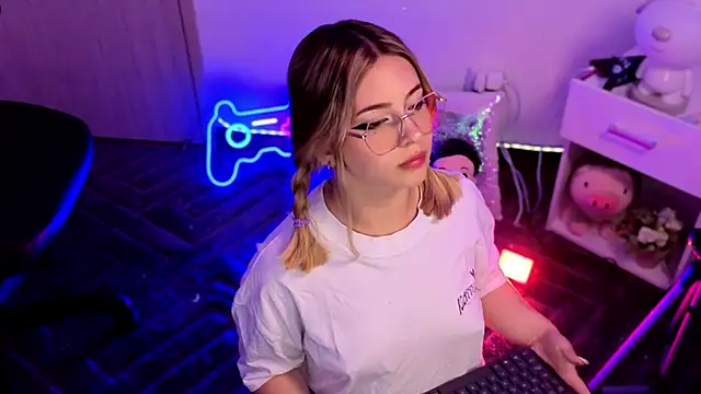Snapshot of EmilyMiller_ chatting on July 21, 5:26 pm EmilyMiller online show from July 21, 5:26 pm
