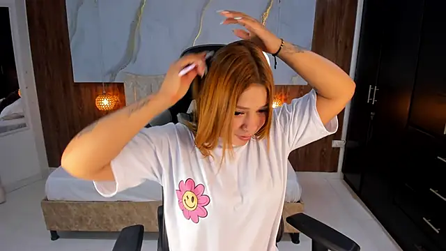 Snapshot of mia_18v chatting on April 16, 8:09 pm mia 18v online show from April 16, 8:09 pm