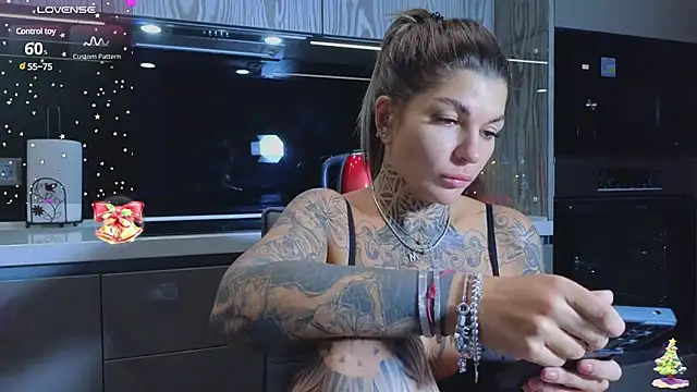 Snapshot of tattooedBabyy chatting on January 2, 2:57 pm tattooedBabyy online show from January 2, 2:57 pm