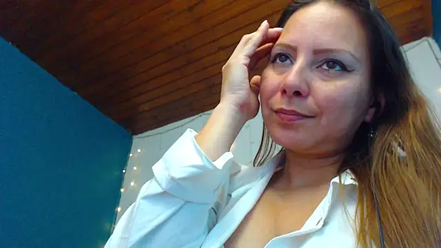 Snapshot of camila_delarosa chatting on December 27, 6:31 pm camila delarosa online show from December 27, 6:31 pm