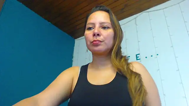 Snapshot of camila_delarosa chatting on January 21, 1:22 pm camila delarosa online show from January 21, 1:22 pm