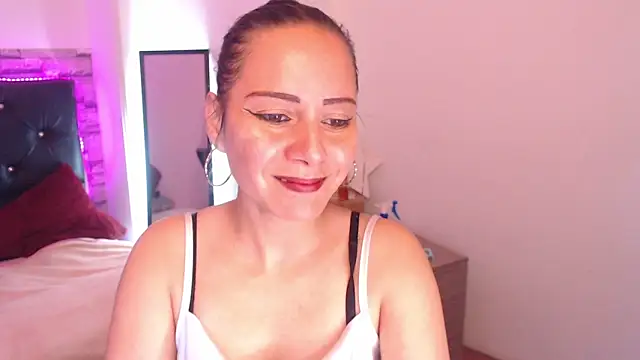 Snapshot of camila_delarosa chatting on September 19, 4:18 pm camila delarosa online show from September 19, 4:18 pm