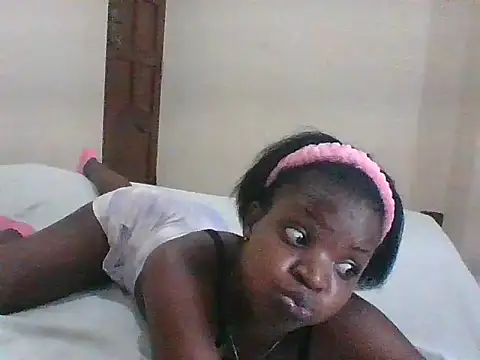 Snapshot of hotgal1112 chatting on February 1, 8:18 pm hotgal1112 online show from February 1, 8:18 pm