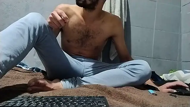 Snapshot of UncutToyBoy23cm chatting on May 17, 7:17 am UncutToyBoy23cm online show from May 17, 7:17 am