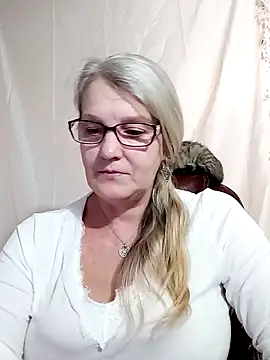 Snapshot of irinamaux chatting on January 27, 4:43 pm irinamaux online show from January 27, 4:43 pm