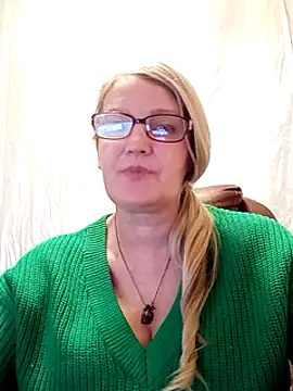 Snapshot of irinamaux chatting on February 8, 11:01 am irinamaux online show from February 8, 11:01 am