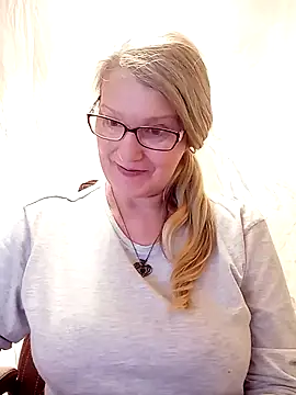 Snapshot of irinamaux chatting on February 9, 6:54 am irinamaux online show from February 9, 6:54 am