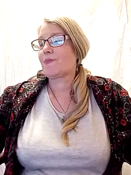 Snapshot of irinamaux chatting on February 9, 1:25 pm irinamaux online show from February 9, 1:25 pm