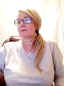 Snapshot of irinamaux chatting on February 13, 2:09 pm irinamaux online show from February 13, 2:09 pm