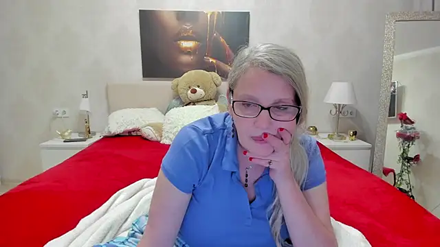 Snapshot of irinamaux chatting on February 14, 9:32 pm irinamaux online show from February 14, 9:32 pm